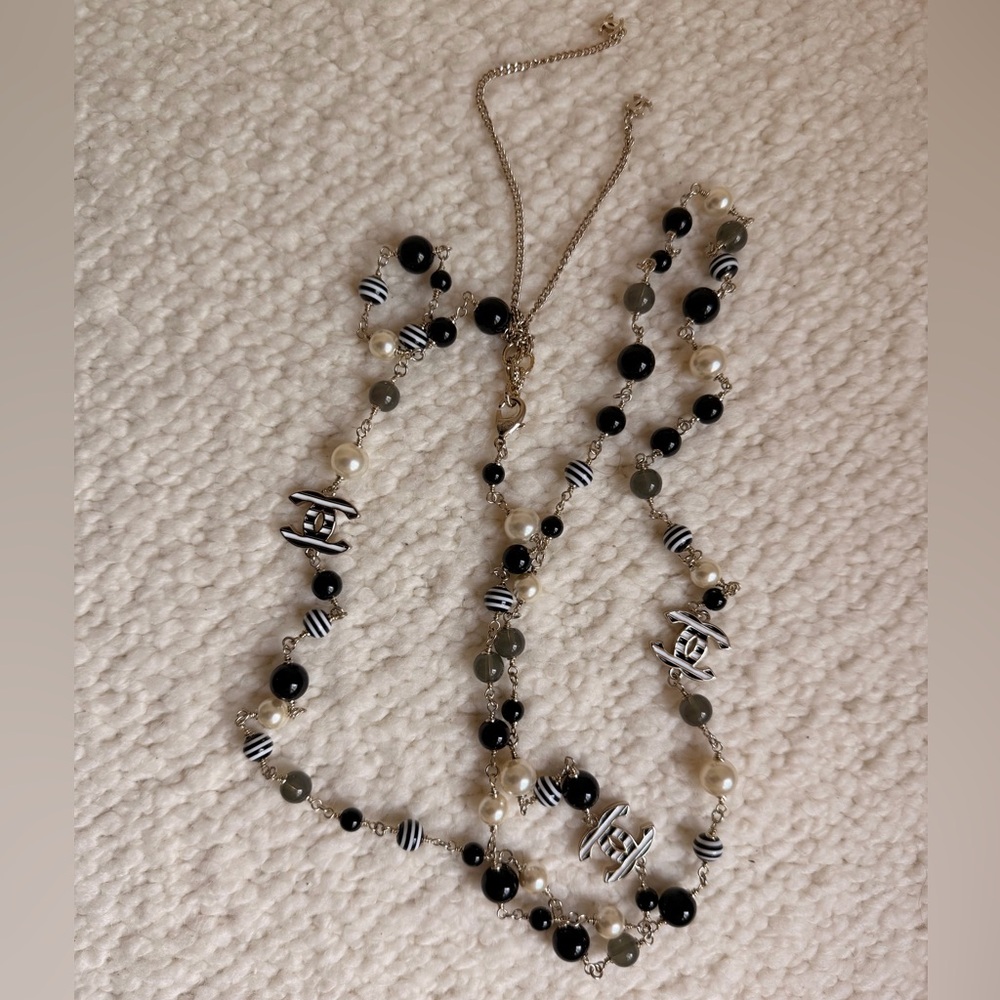 🤍Vintage Chanel Multicolor Beaded CC Necklace Pearls, Black & White Glass Beads🖤 - Picture 14 of 16